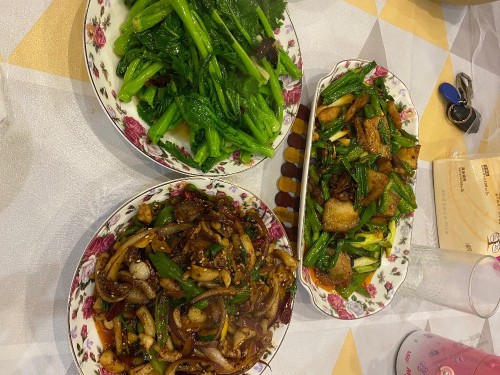 开饭了，回锅肉，青菜，一家三口一起比什么都幸福